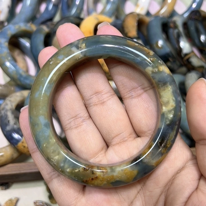 馋****蛇纹石玉未镶嵌颈饰