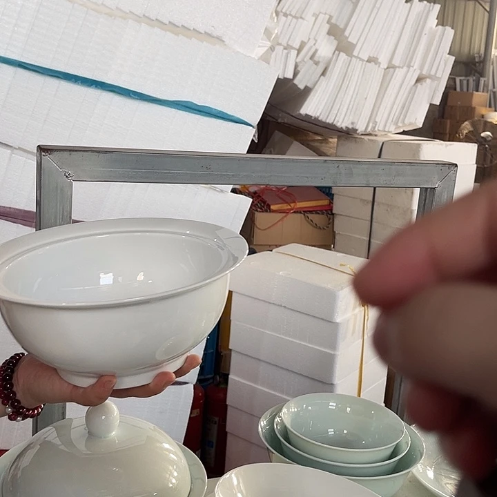 瓷片白色云白9英寸带盖品锅一个，包邮