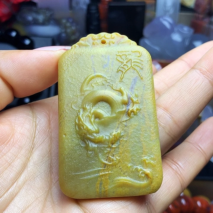 硅化玉未镶嵌颈饰龙牌