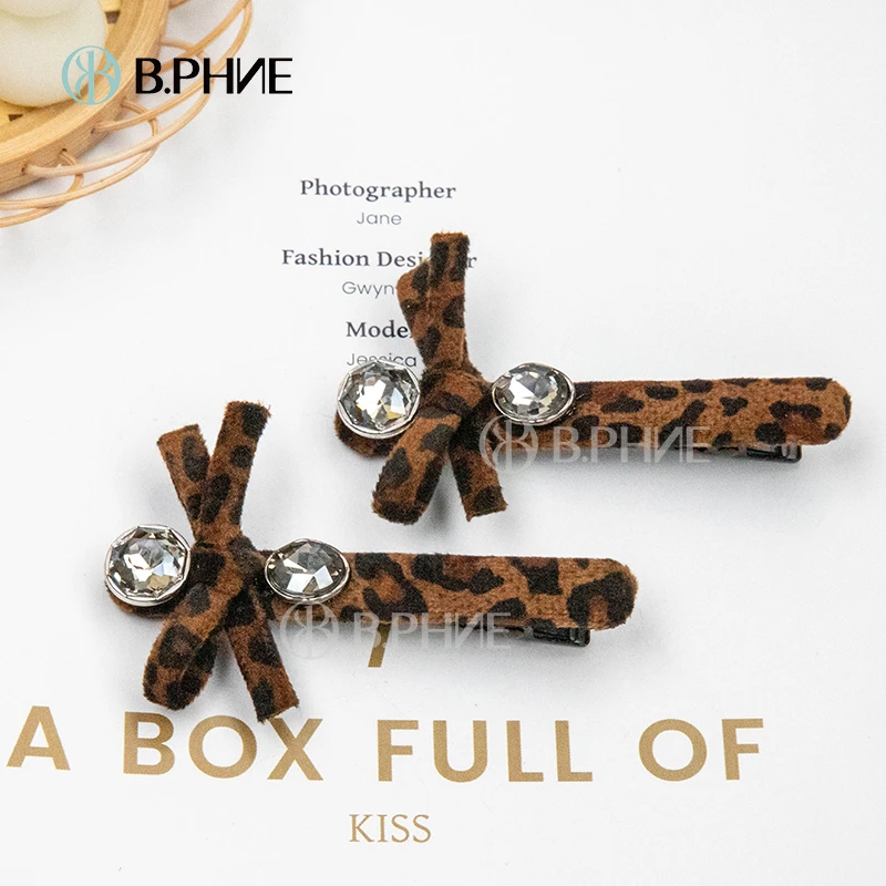 B.【贝菲】时尚豹纹蝴蝶结压夹领结边夹简约