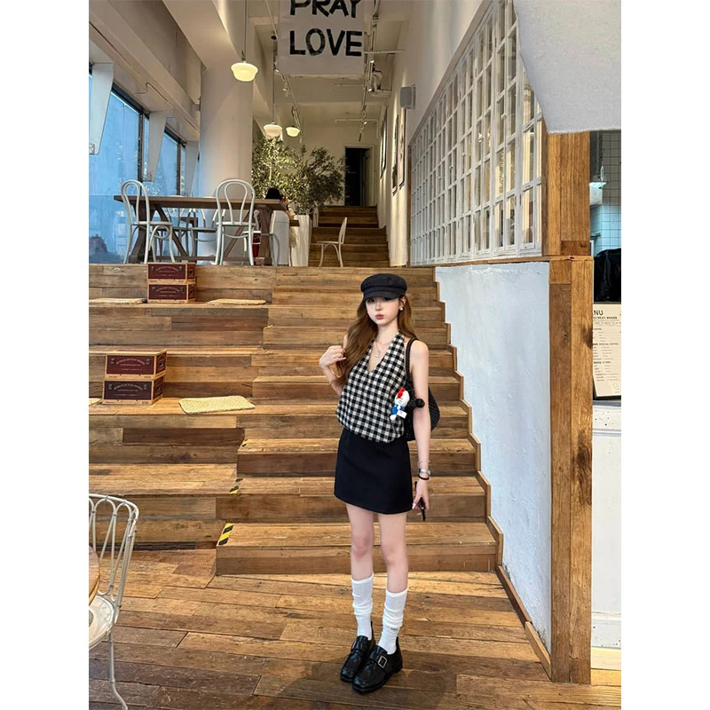 设计感小众别致撞色格子V领吊带背心女夏季复古露背挂脖包臀短裙