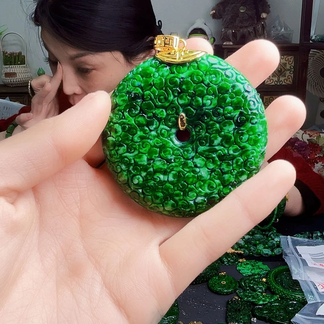 颈饰18K金镶嵌翡翠多样性