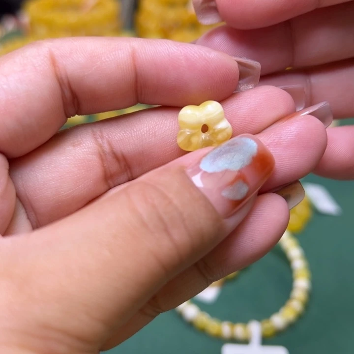 蜜蜡未镶嵌珠宝奇石