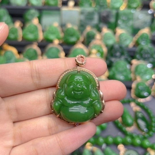 颈饰18K金镶嵌和田玉（碧玉）