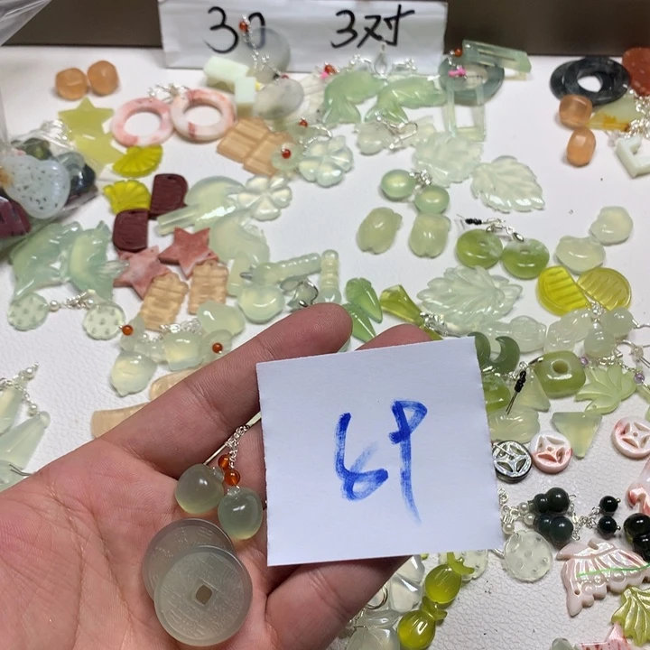 蛇纹石玉合金耳钉瑶*