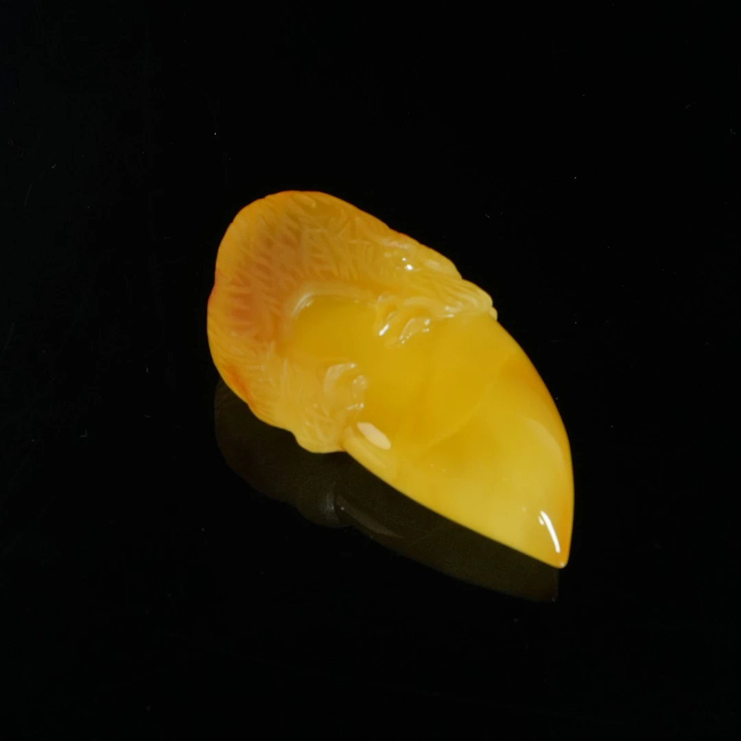 DY-M2051 满蜜鸡油黄雕刻件吊坠 32.91g