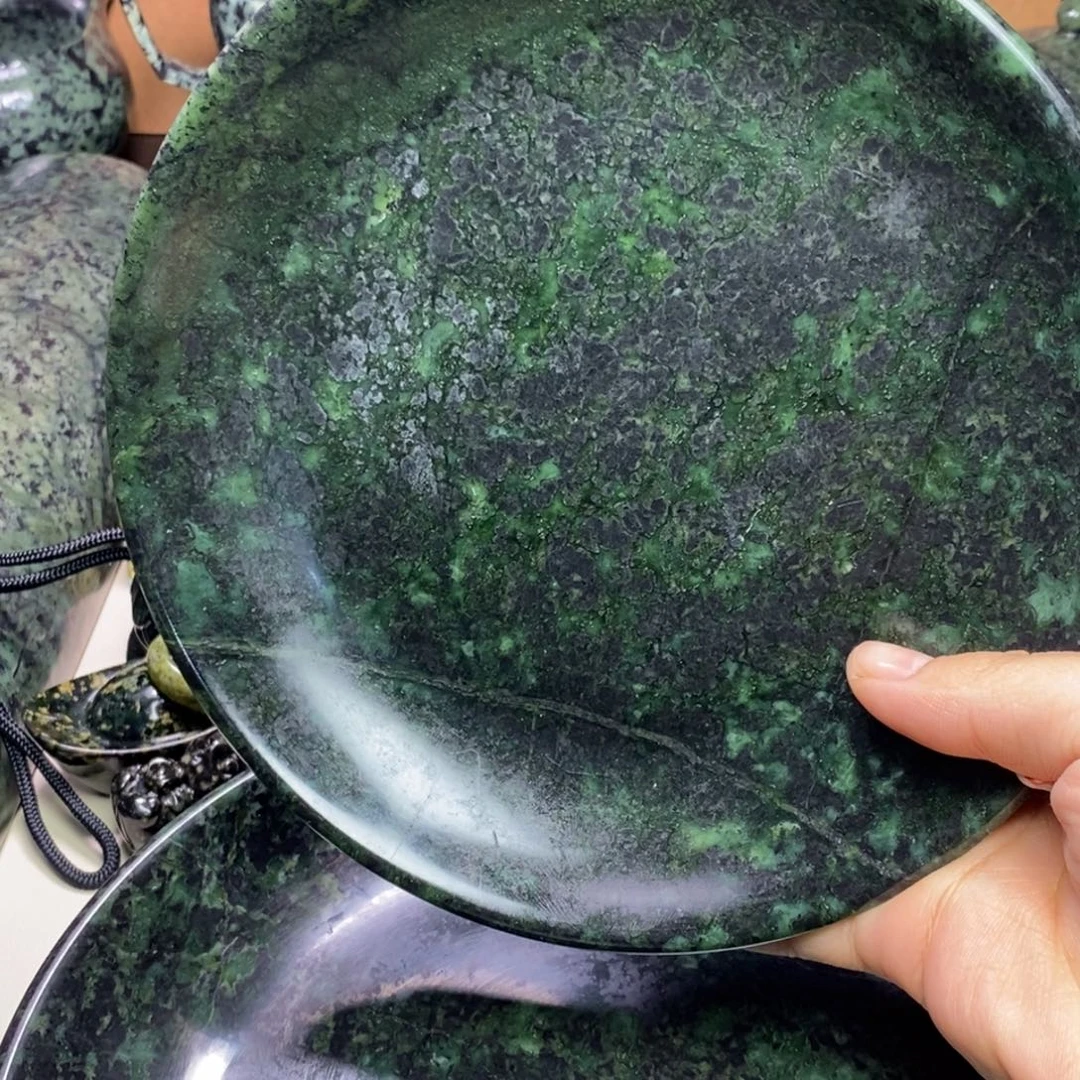 蛇纹石玉未镶嵌颈饰有裂 盘子