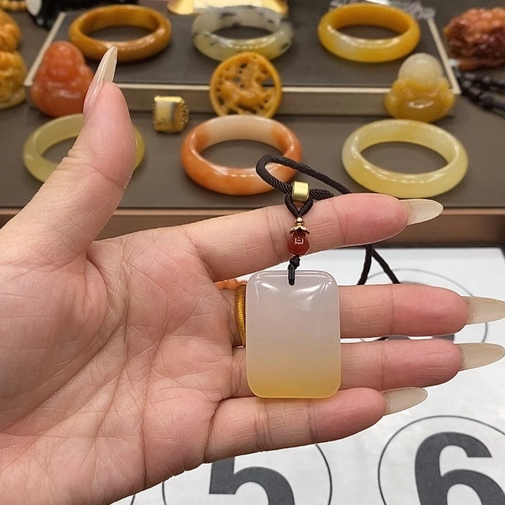 颈饰未镶嵌石英质玉