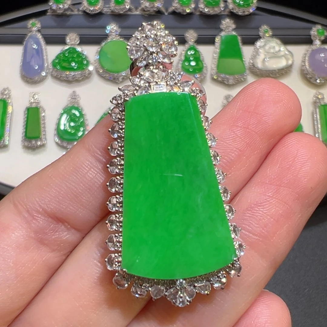 翡翠18K金镶嵌颈饰