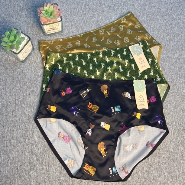 666-2 精灵猫原创设计中高腰缎感含蚕丝无痕大包臀女内裤