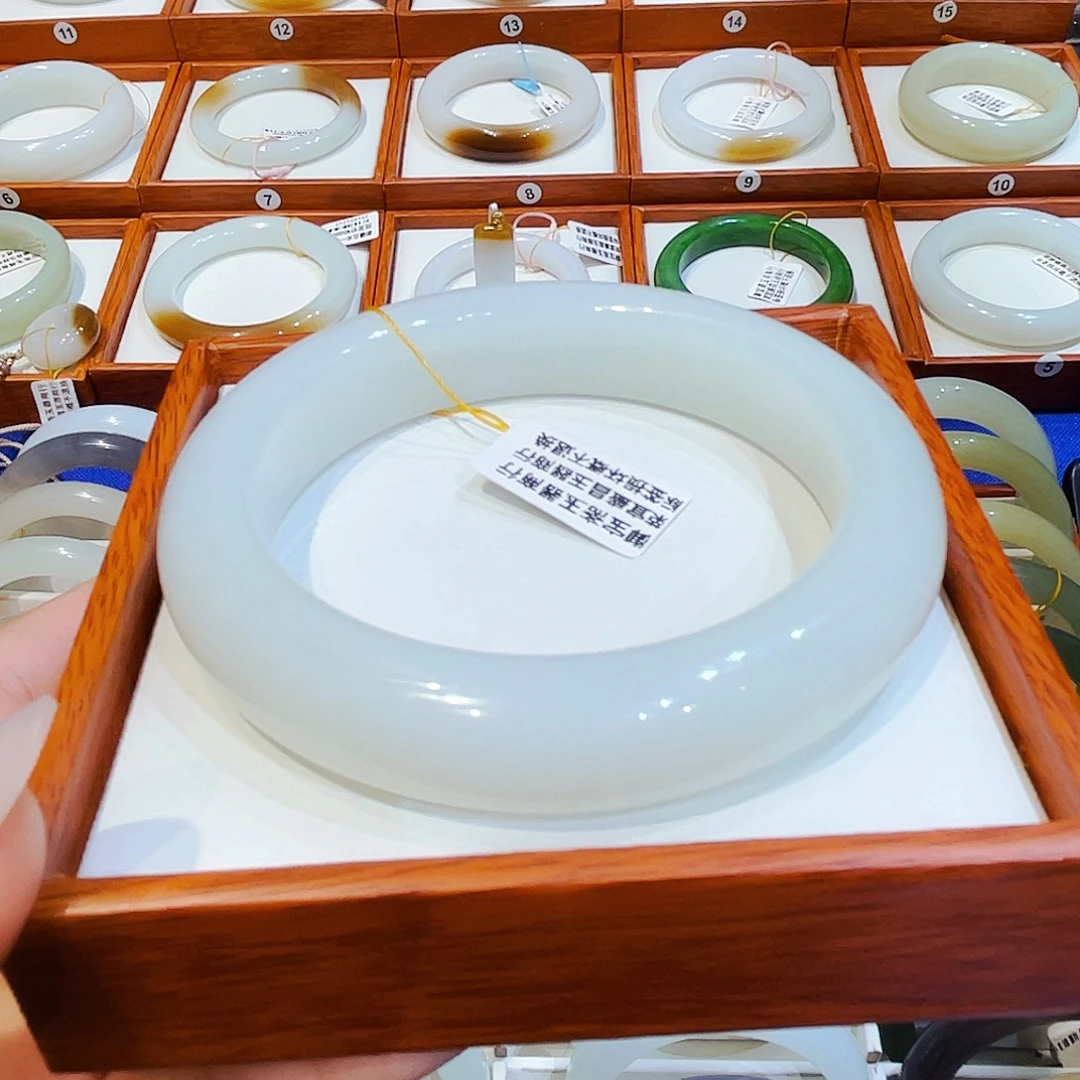 曲***斐未镶嵌手镯和田玉