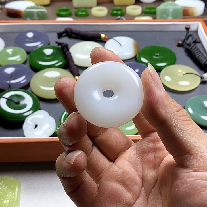 和田玉未镶嵌珠宝奇石深**人