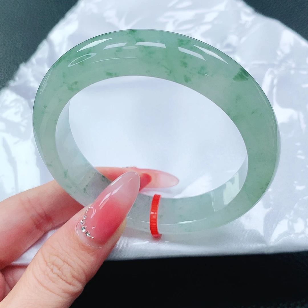 翡翠手镯未镶嵌55圈