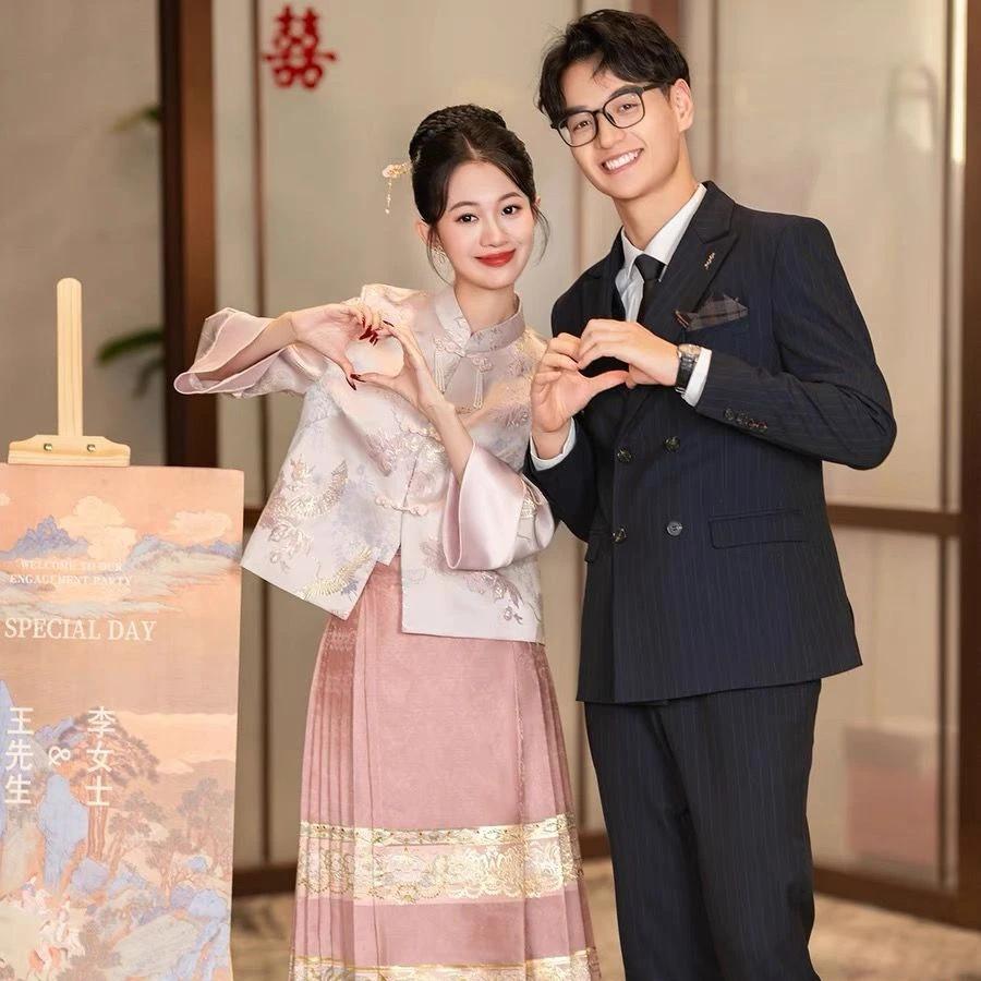 新中式婚服马面裙汉服套装新款上衣繁复花纹妆花设计订婚礼服