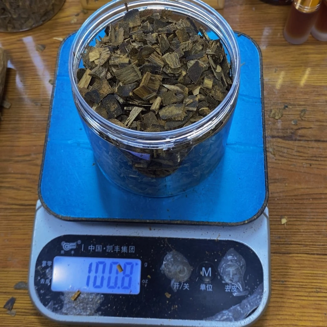 裝****沉香碎屑沉香白棋片油100克