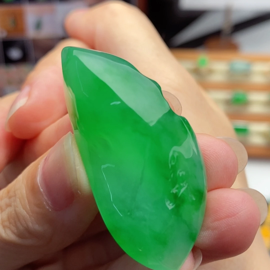 定制翡翠未镶嵌阳绿色胶块 极简风格