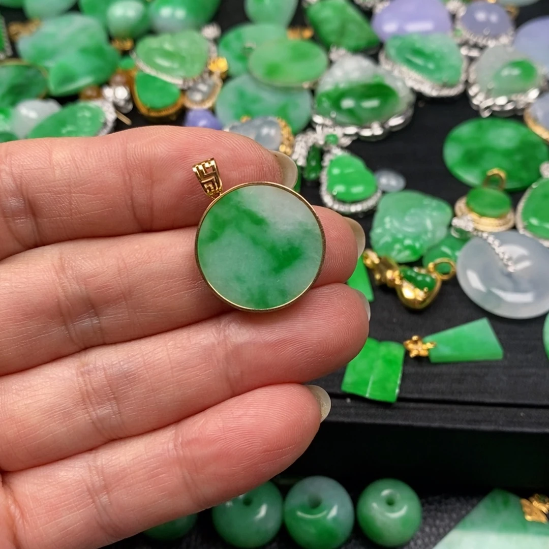 翡翠18K金镶嵌颈饰