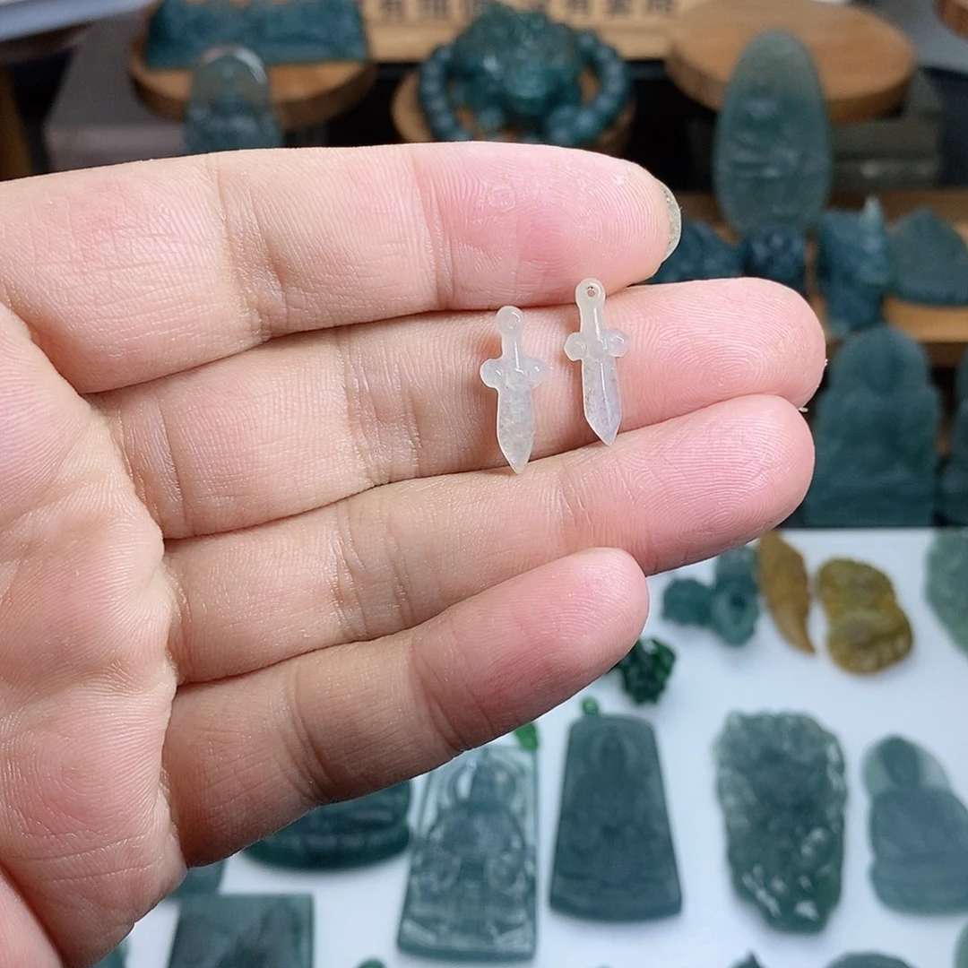 翡翠未镶嵌颈饰宝剑