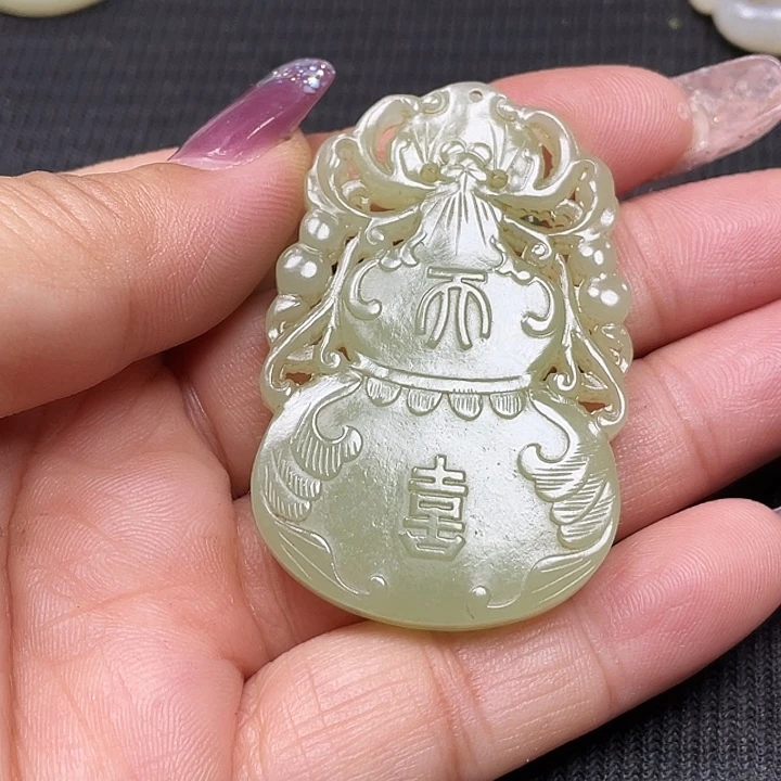 亚***军未镶嵌和田玉挂件
