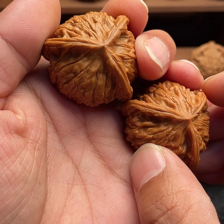 劝***己文玩核桃吊坠糖三角