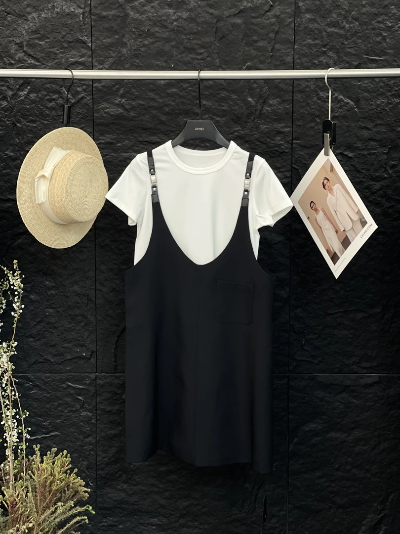 259时髦穿搭套装女宽松褶皱显瘦黑色吊带裙白色T恤两件套