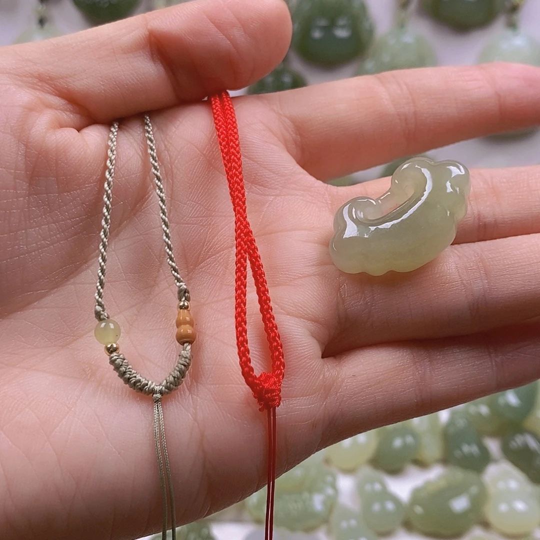 大***V和田玉未镶嵌颈饰