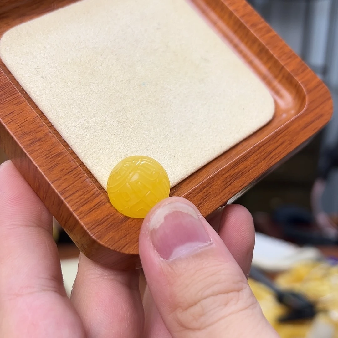未镶嵌琥珀珠宝奇石