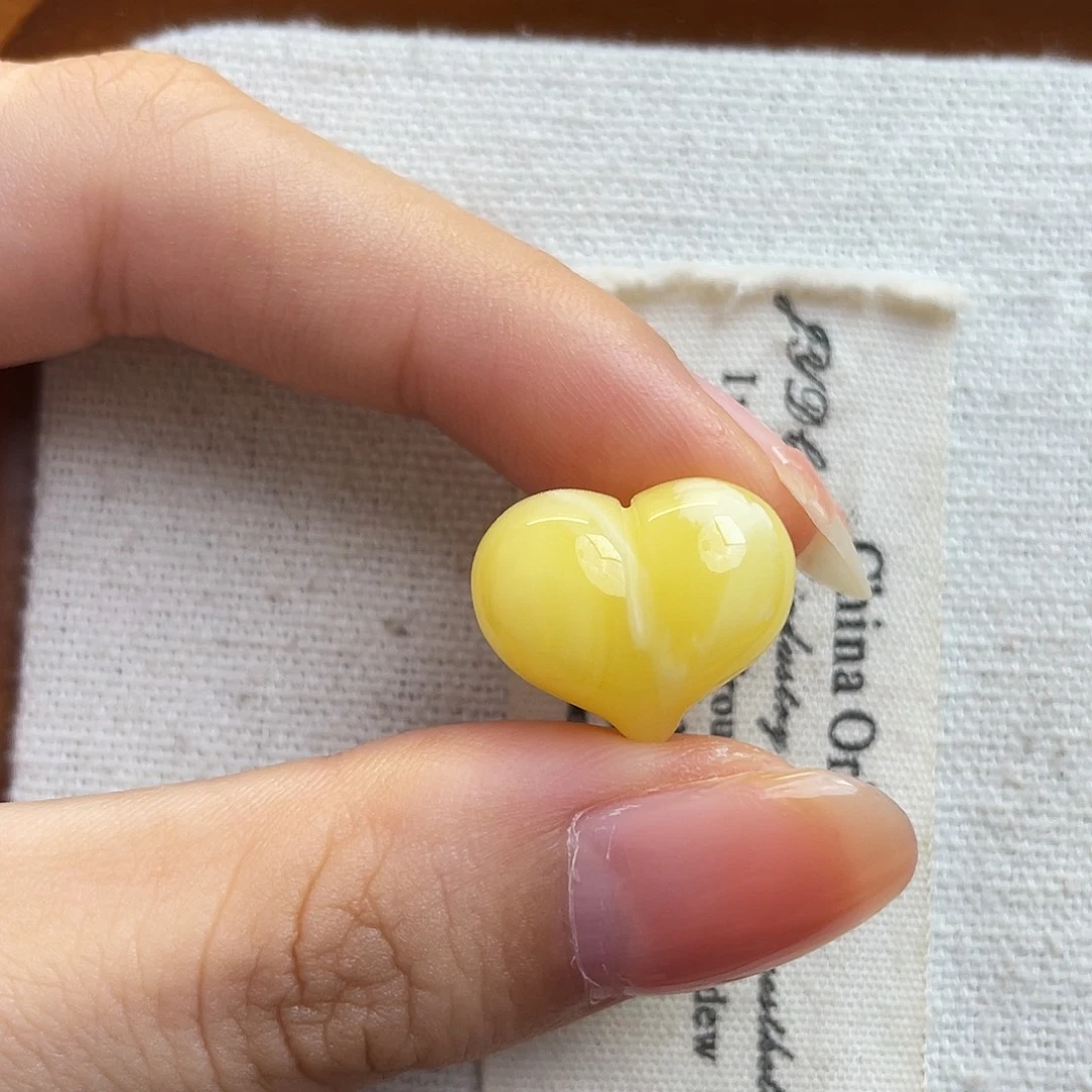 裸石琥珀未镶嵌屁桃