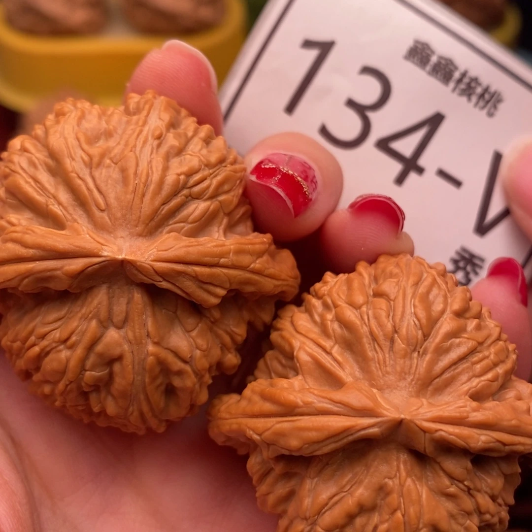 桃核把件白狮子46……