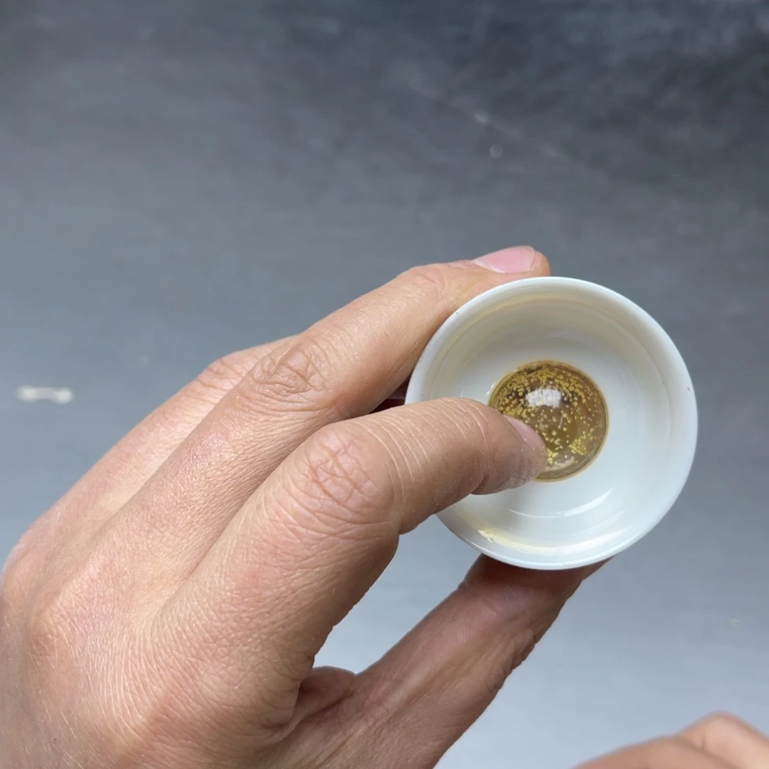 瓷片暗**影密密麻麻地排列着