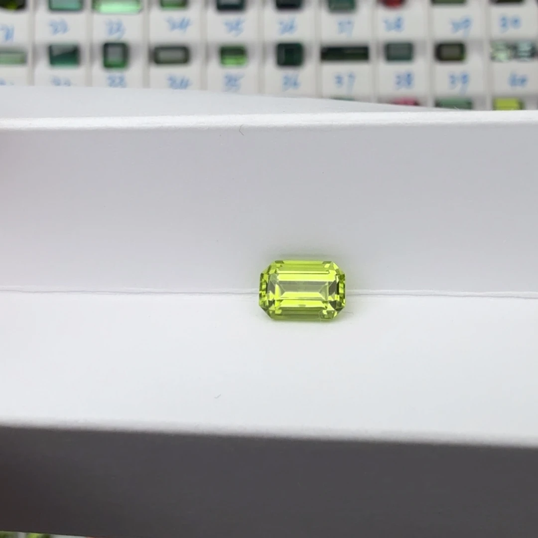 笔搁橄榄石未镶嵌天然1.29克拉福利品
