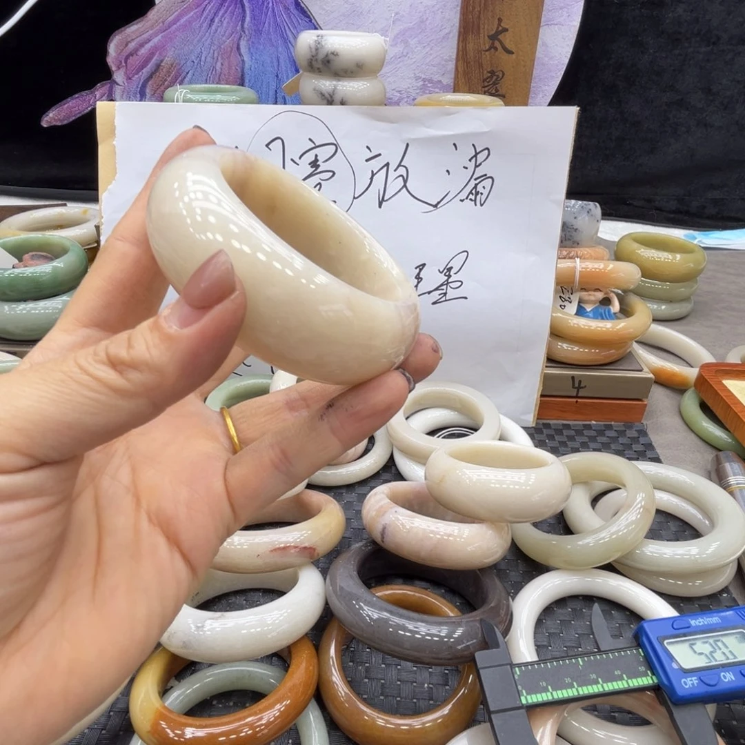 @***李石英质玉未镶嵌手镯