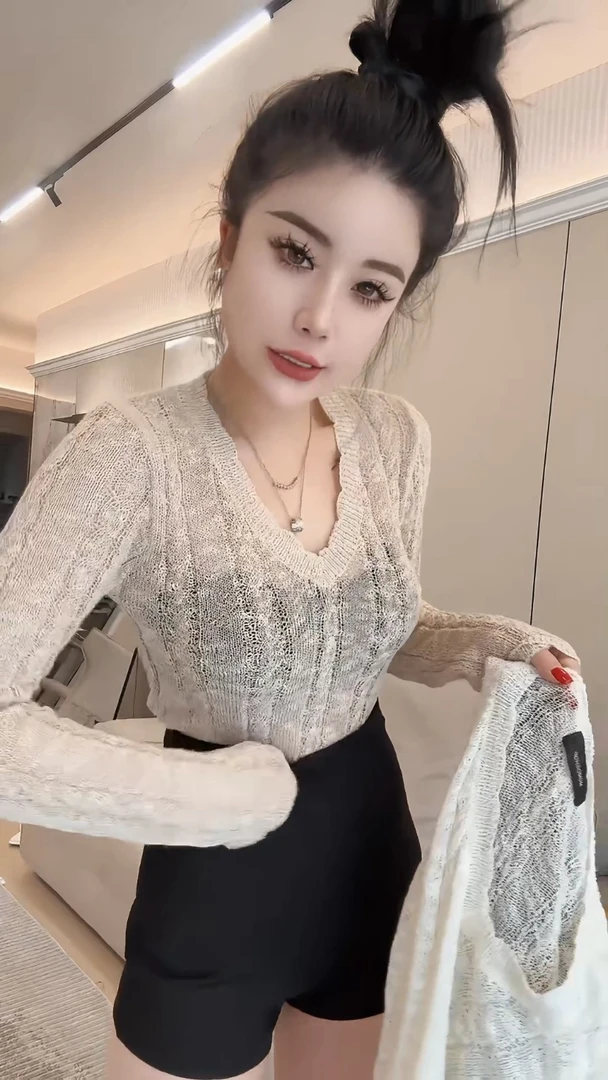 2025秋季小心机新款设计感V领短款上衣女圆领针织衫