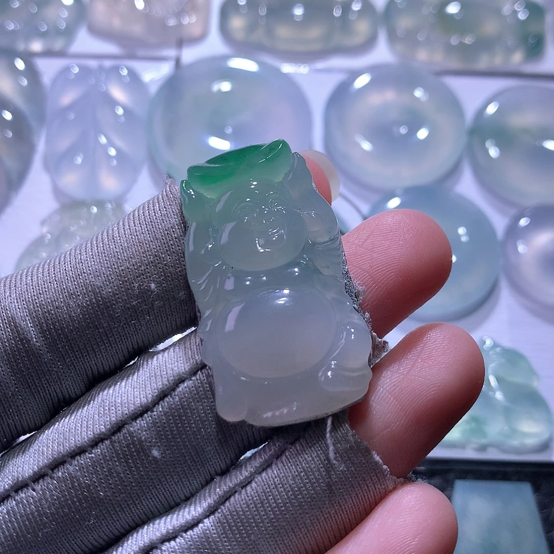 翡翠未镶嵌颈饰佛