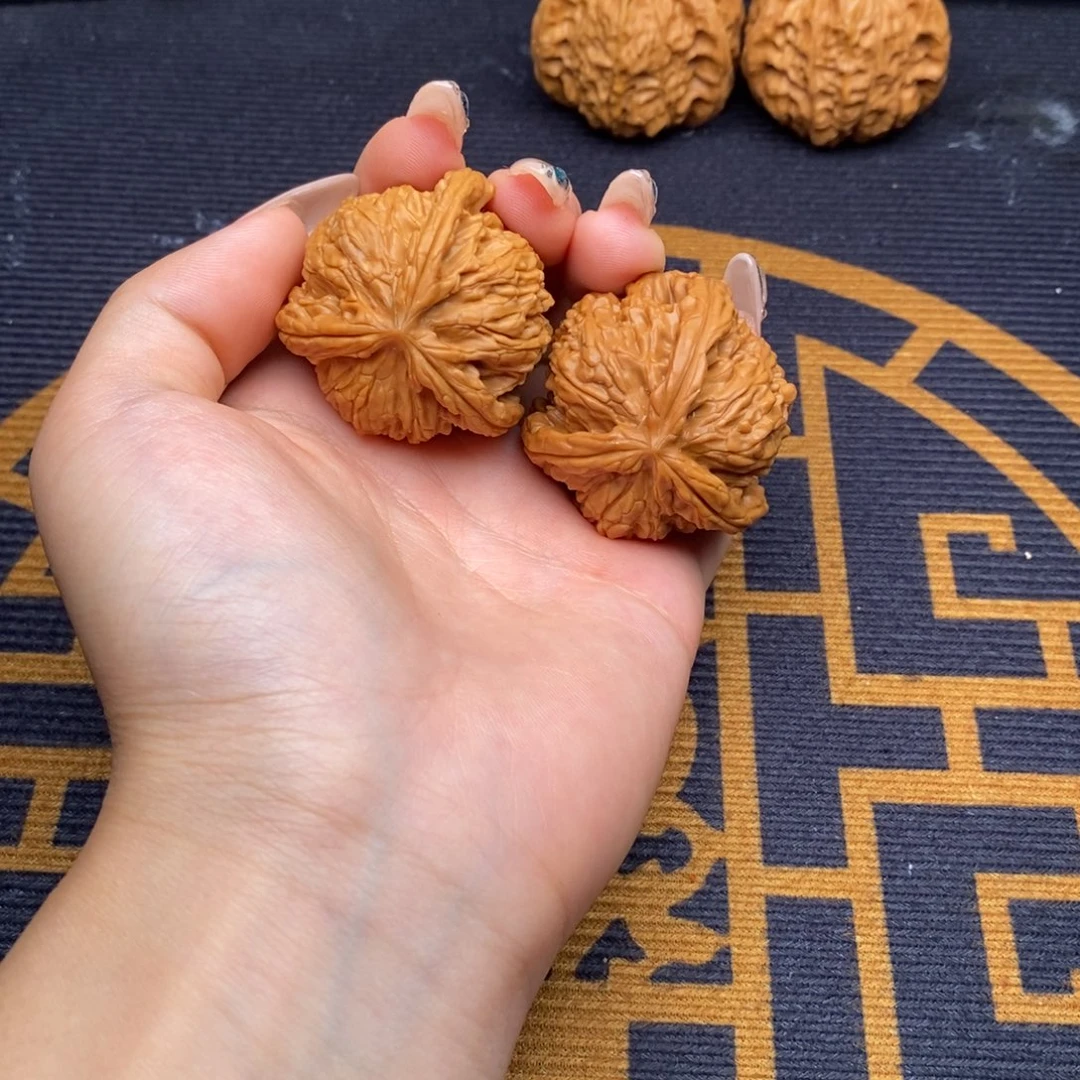 圆****文玩核桃吊坠白狮子