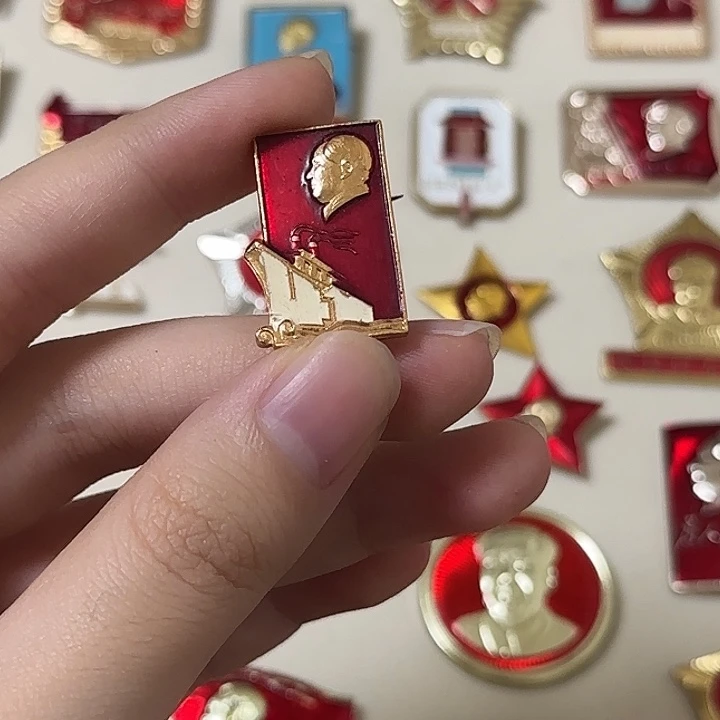 隔***梁红色收藏直播像章