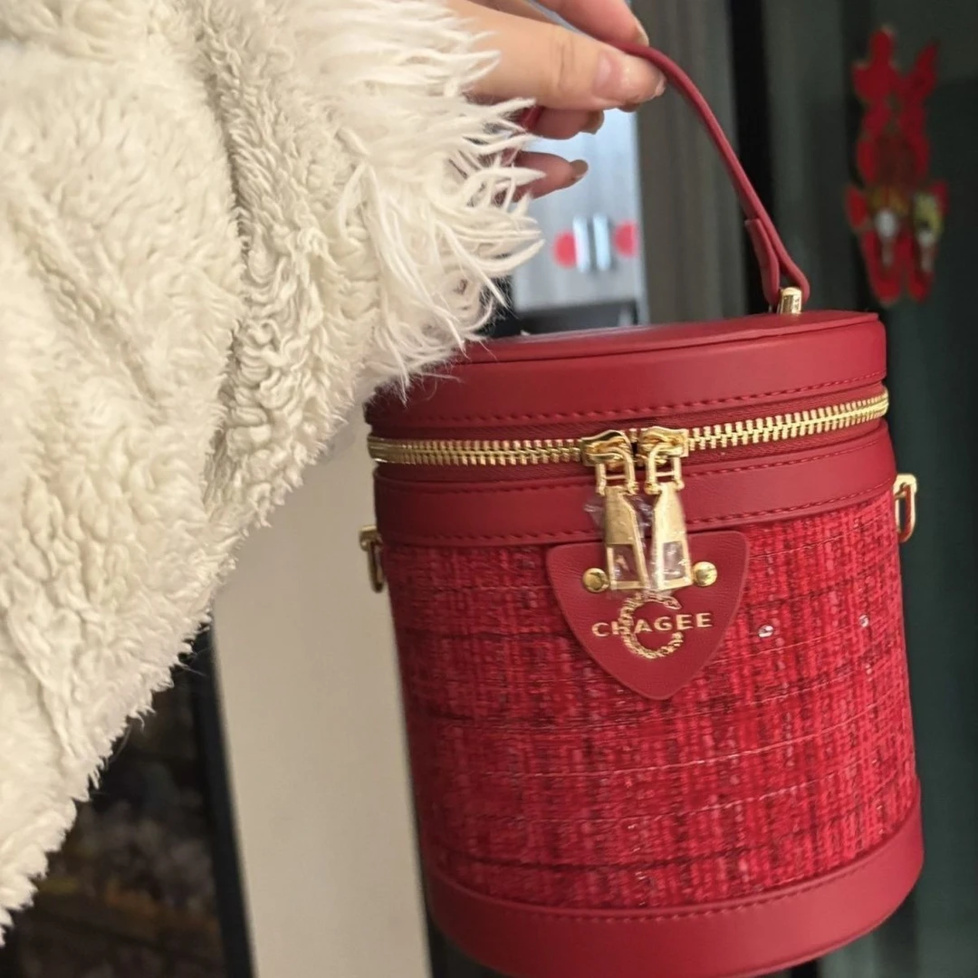 轻奢时尚单肩霸王茶姬发财桶包包女斜跨手提包2025超火小水化妆包