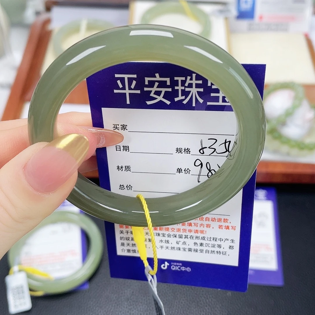 和田玉未镶嵌手镯