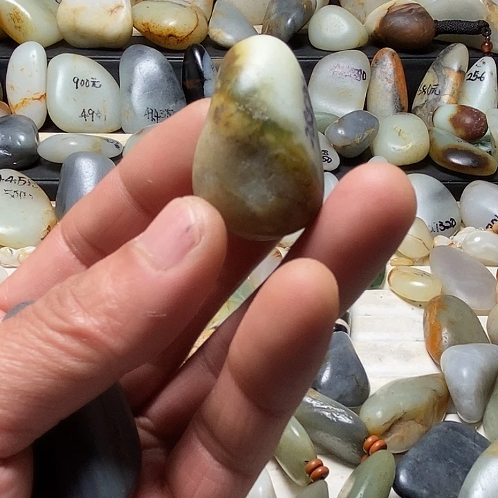 一***行和田玉未镶嵌颈饰三色吊坠