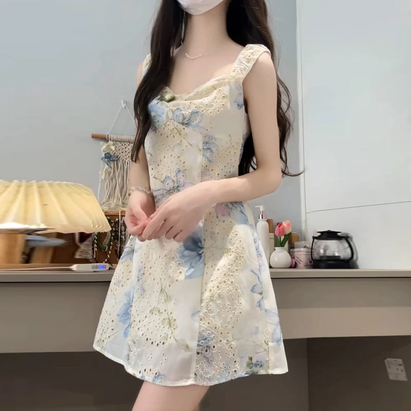 镂空碎花吊带连衣裙子女夏季穿搭2025新款今年流行法式小个子短裙