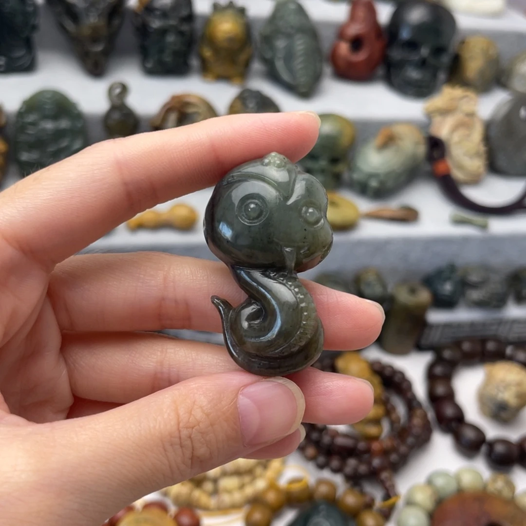 未镶嵌透闪石质玉挂件
