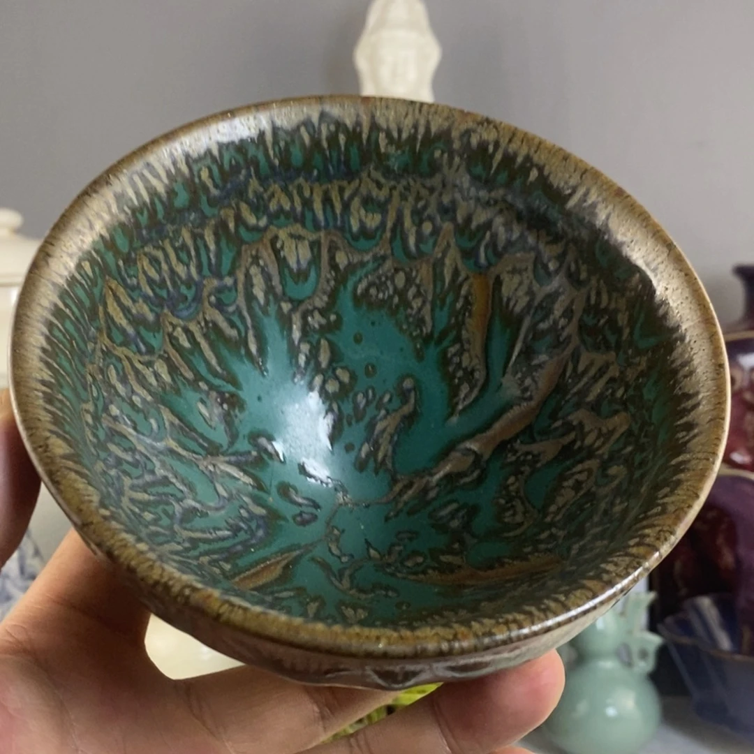 银色的建盏的摆件