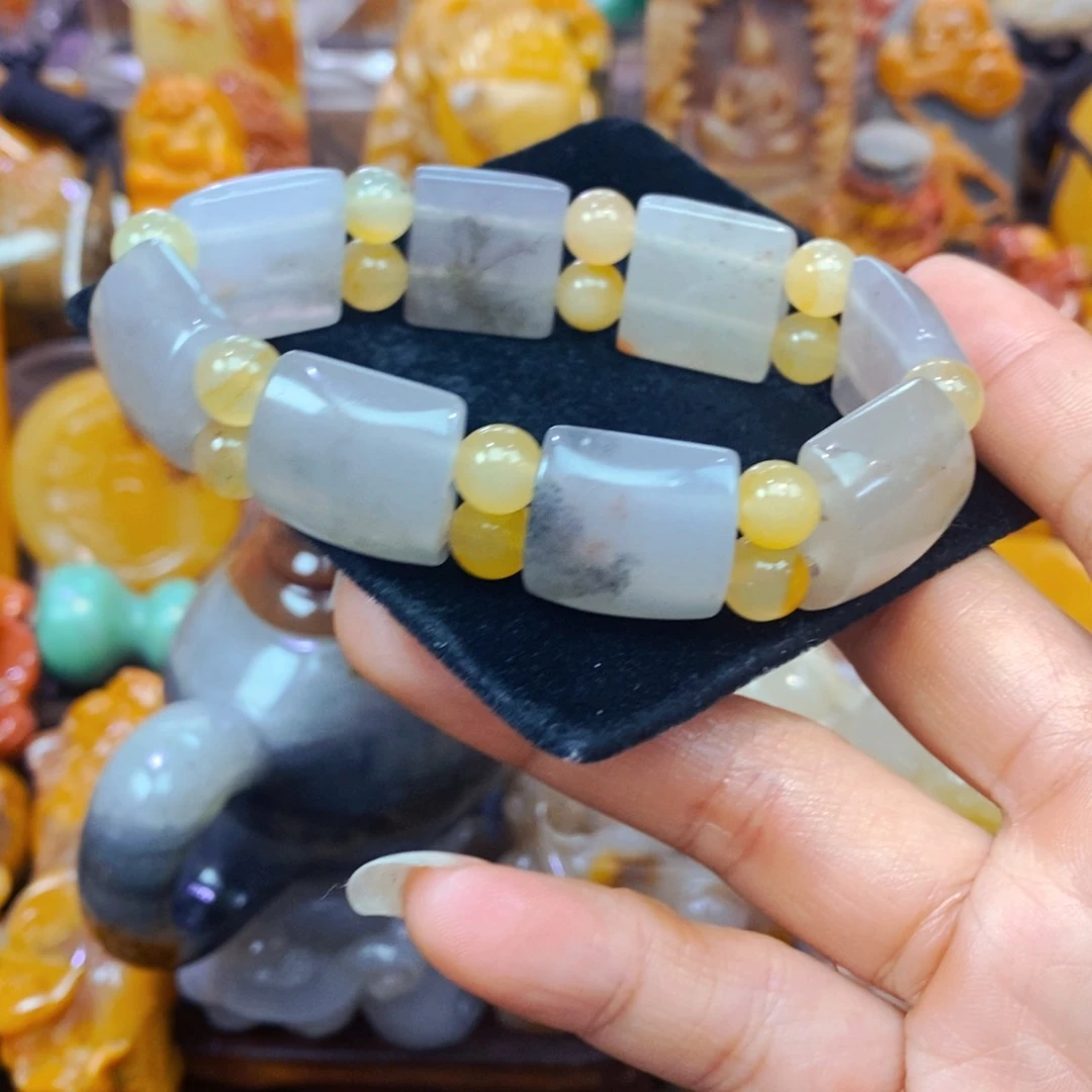 未镶嵌石英质玉（黄龙玉）颈饰