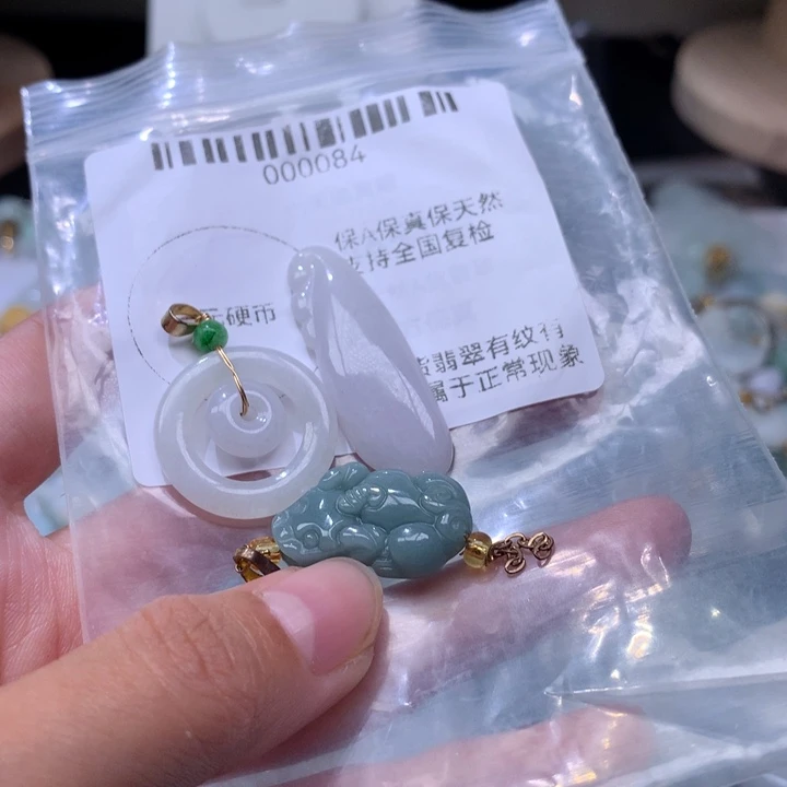 翡翠未镶嵌颈饰挂件
