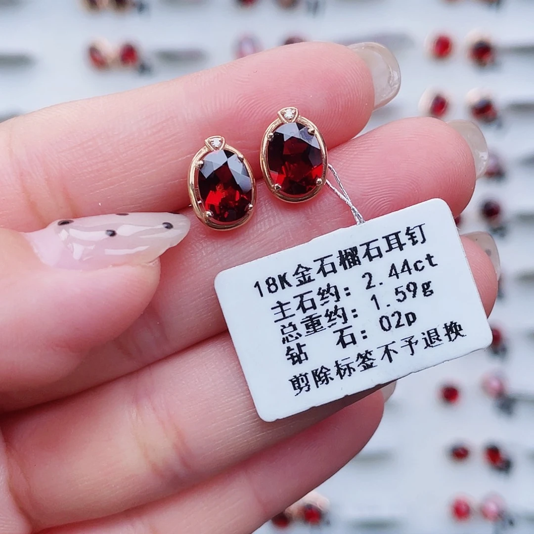 18K金镶嵌石榴石耳饰