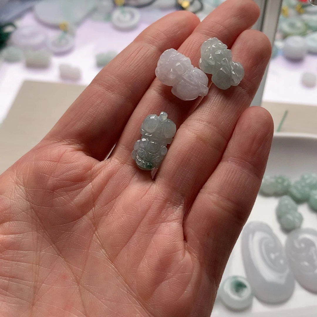 翡翠颈饰未镶嵌精**粮貔貅不完美