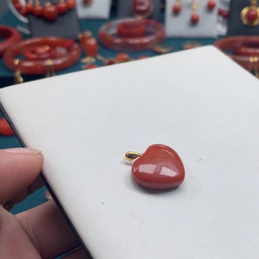 南红玛瑙川料南红满肉爱心吊坠18K金镶嵌