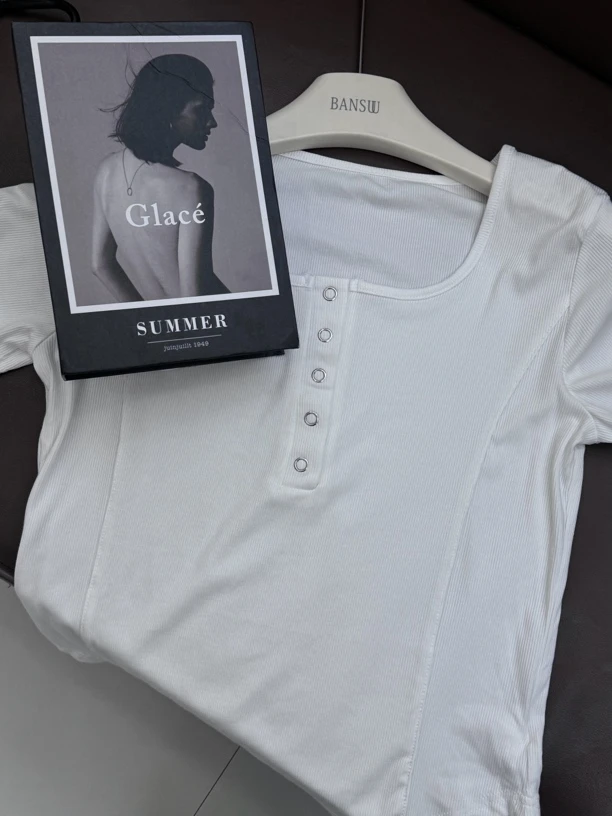 简约大方设计款方领短袖