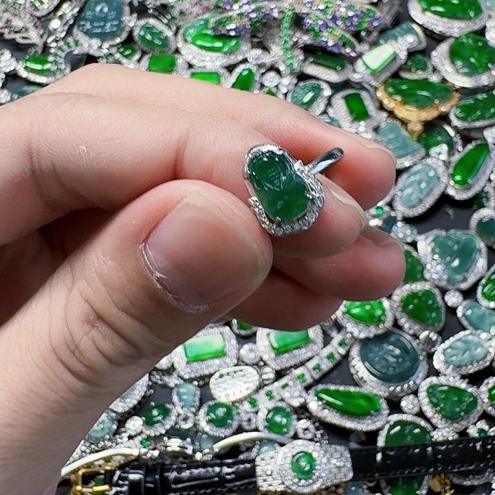 翡翠颈饰未镶嵌天然A货翡翠放漏