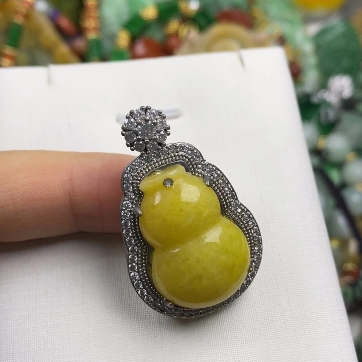 翡翠未镶嵌吊坠(赠链)